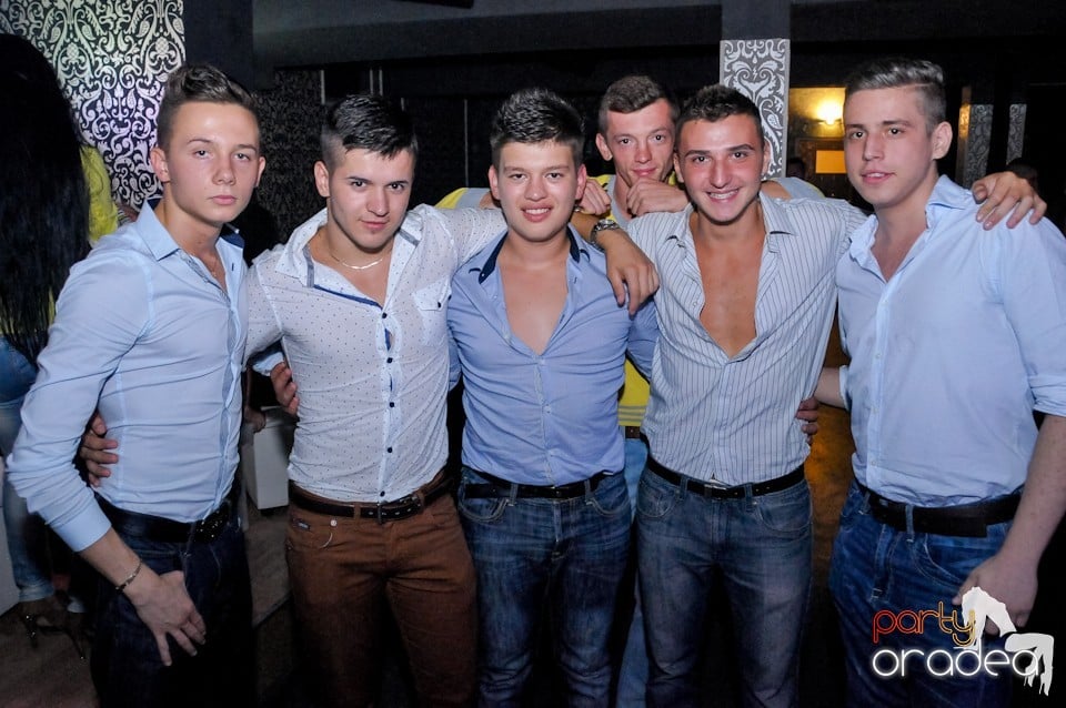 Petrecere în Club Life, 