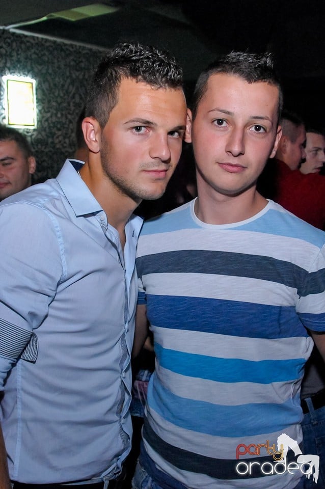 Petrecere în Club Life, 