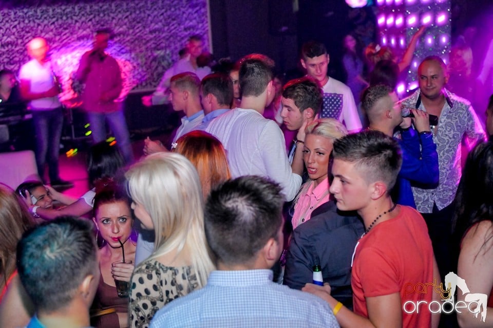 Petrecere în Club Life, 