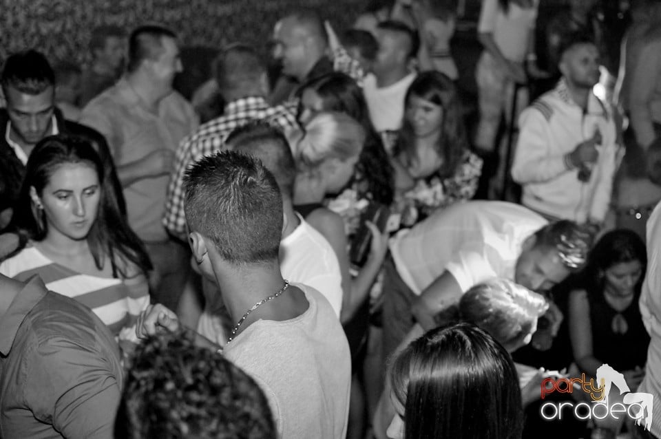 Petrecere în Club Life, 