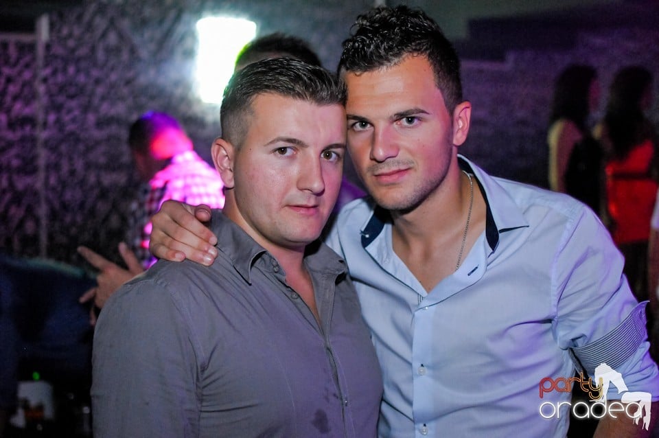Petrecere în Club Life, 