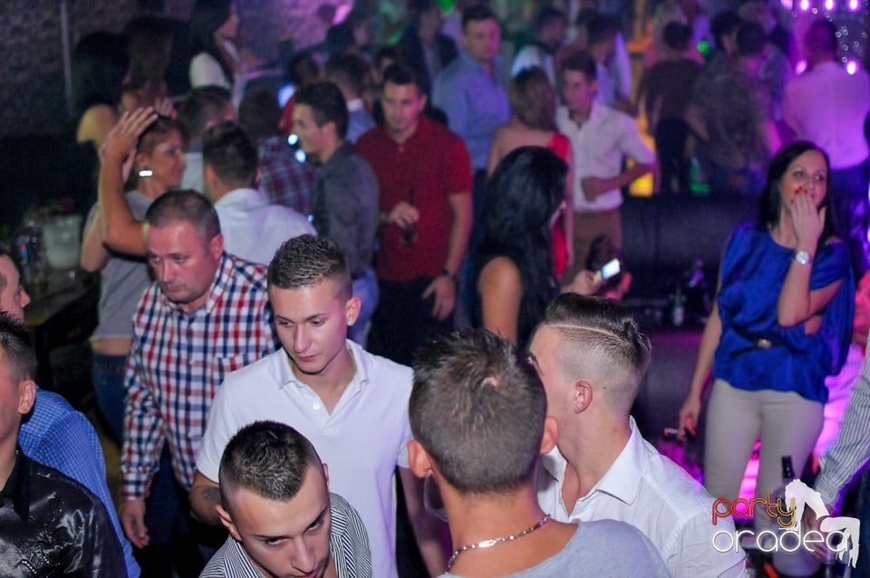 Petrecere în Club Life, 