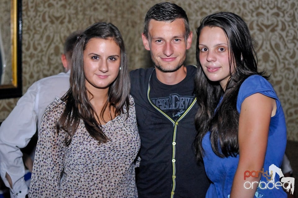 Petrecere în Club Life, 