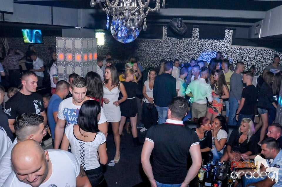 Petrecere în Club Life, 