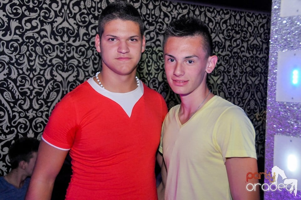 Petrecere în Club Life, 