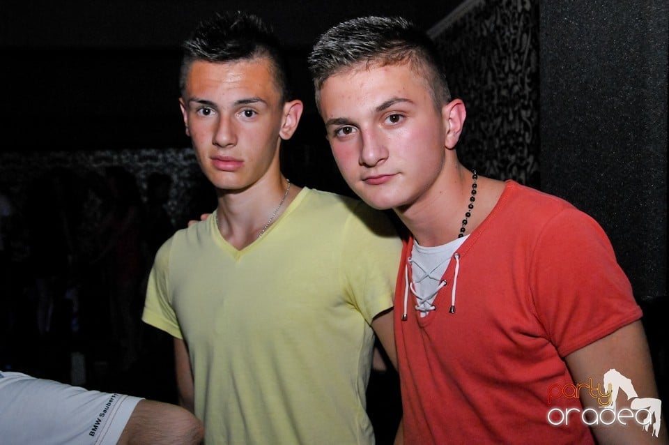 Petrecere în Club Life, 