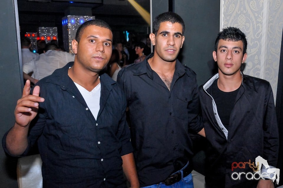 Petrecere în Club Life, 
