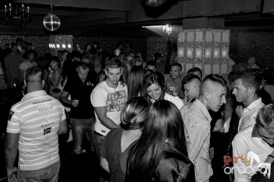 Petrecere în Club Life, 