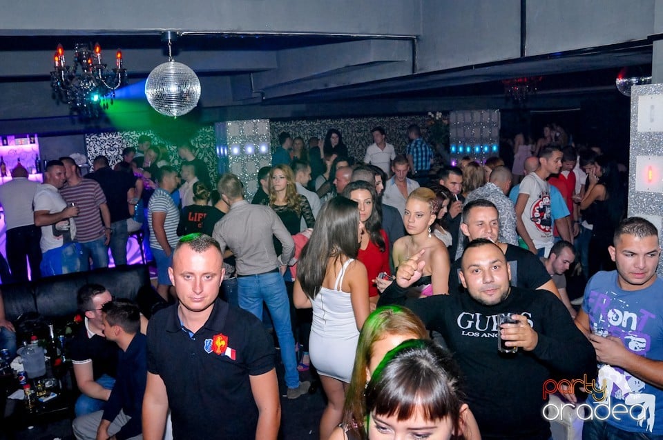 Petrecere în Club Life, 