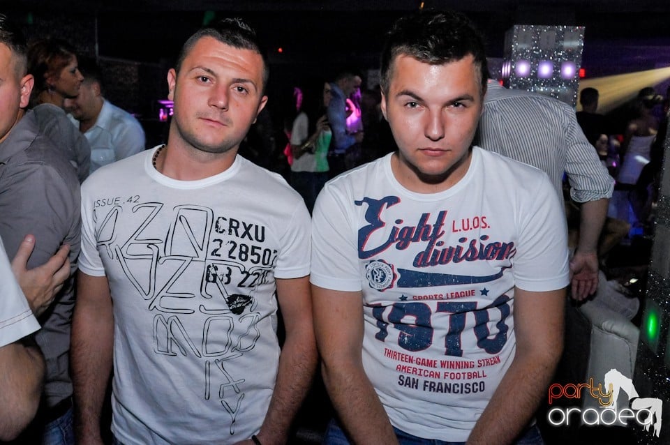 Petrecere în Club Life, 