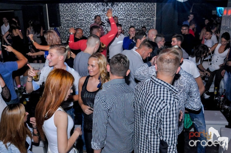 Petrecere în Club Life, 