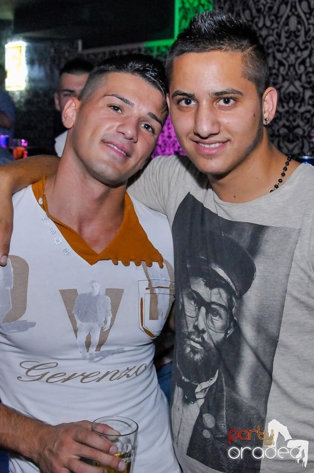 Petrecere în Club Life, 