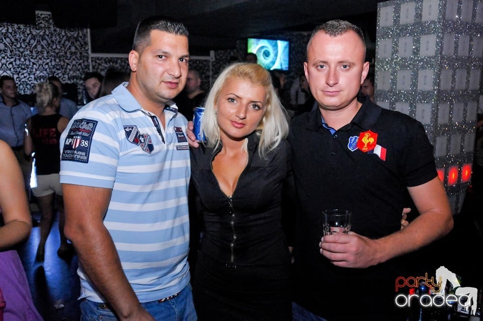 Petrecere în Club Life, 