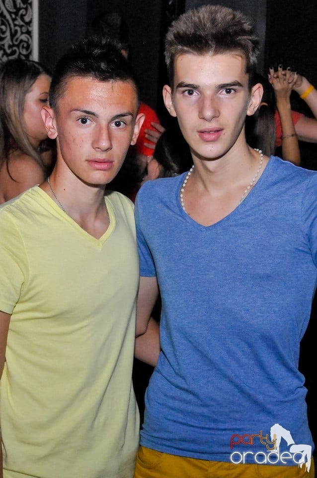 Petrecere în Club Life, 