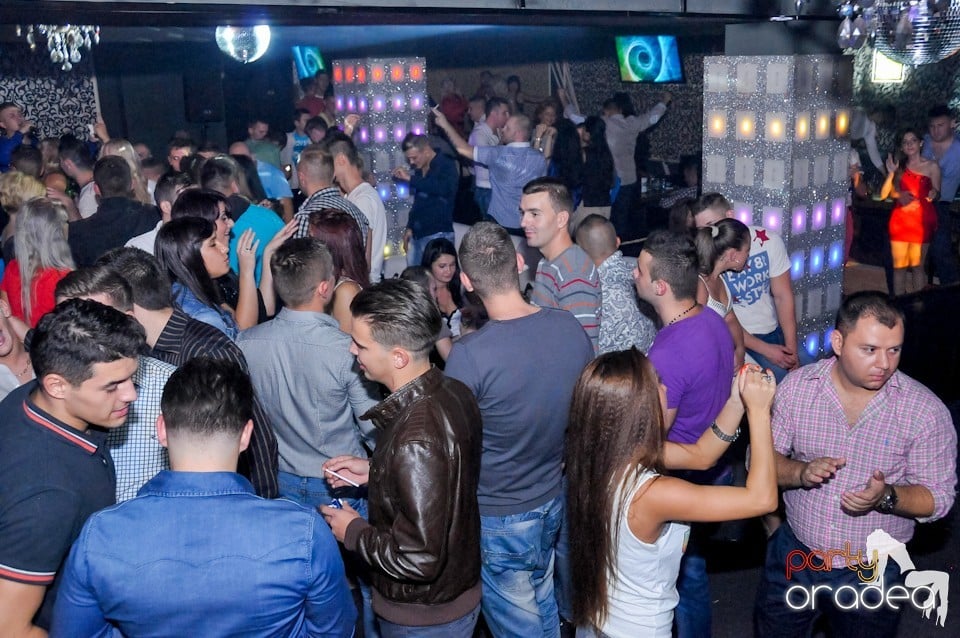 Petrecere în Club Life, 