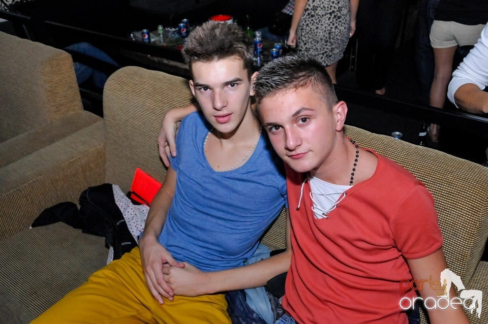 Petrecere în Club Life, 