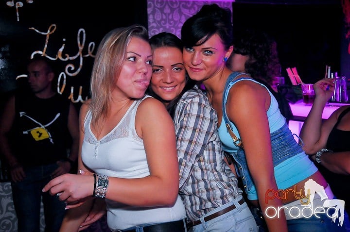 Petrecere în Club Life, 