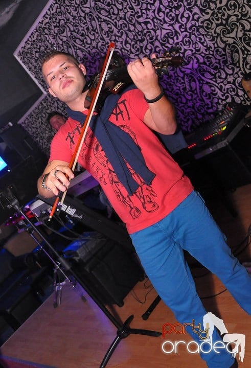 Petrecere în Club Life, 