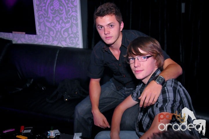 Petrecere în Club Life, 