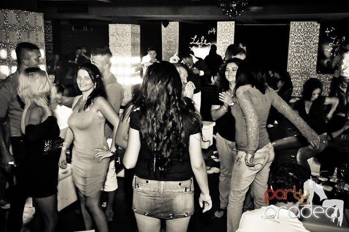 Petrecere în Club Life, 