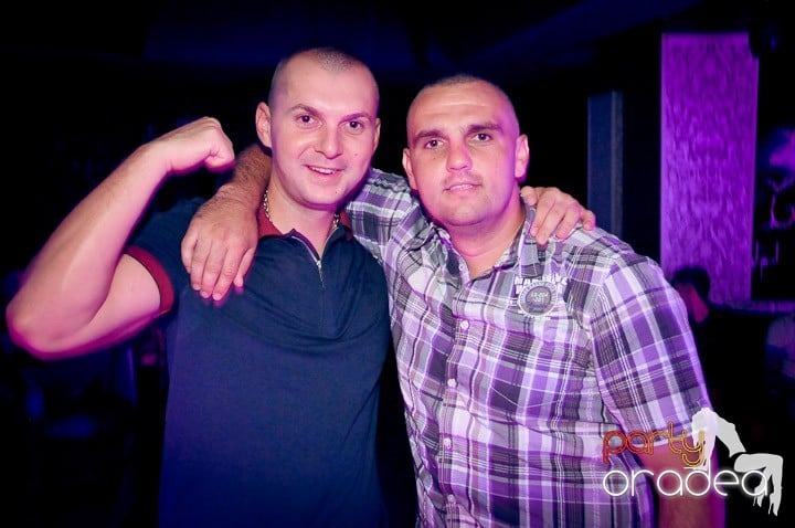 Petrecere în Club Life, 