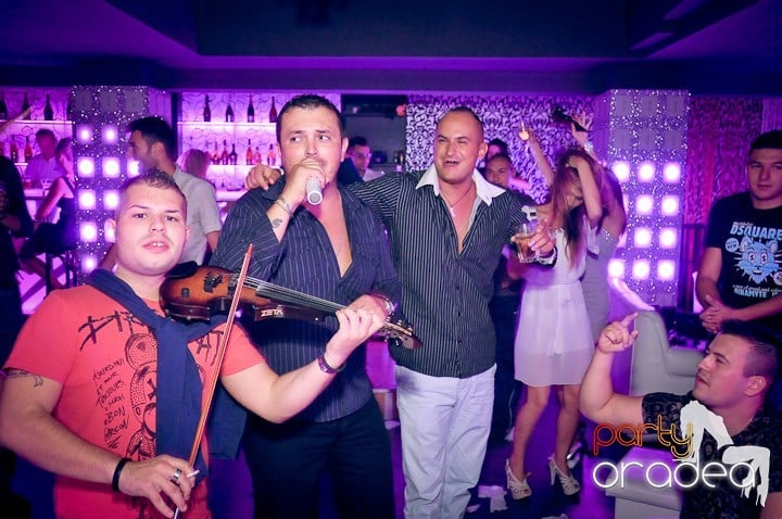 Petrecere în Club Life, 