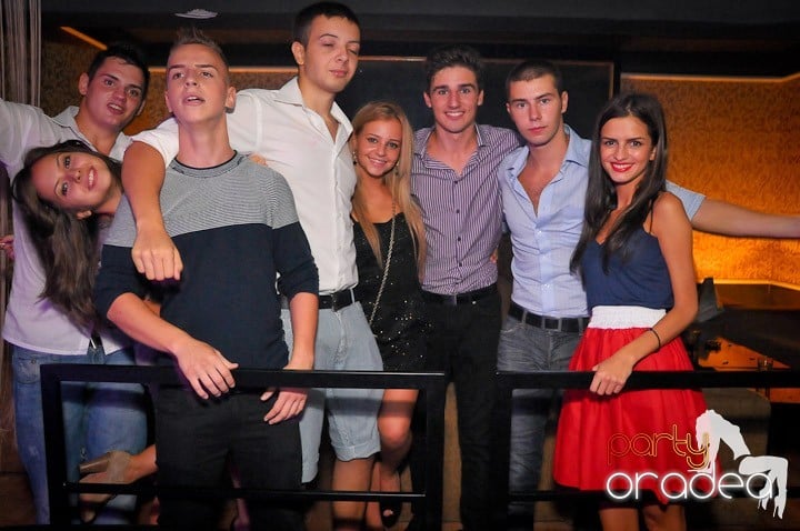 Petrecere în Club Life, 