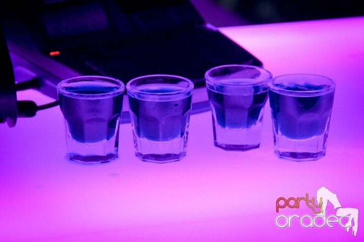 Petrecere în Club Life, 