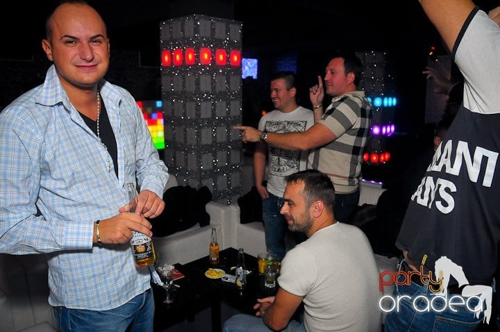Petrecere în Club Life, 