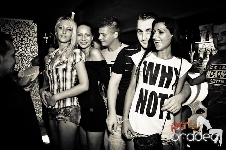 Petrecere în Club Life, 