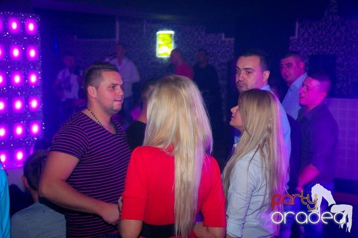 Petrecere în Club Life, 