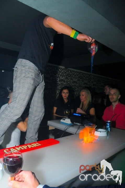 Petrecere în Club Life, 