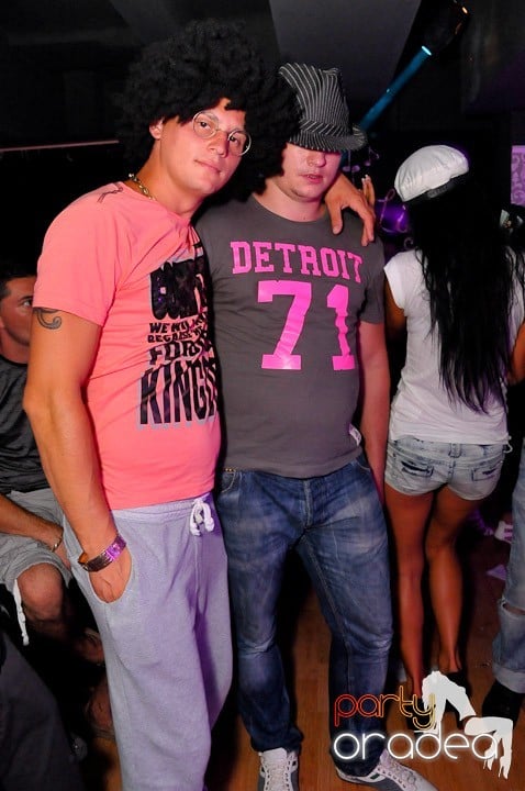 Petrecere în Club Life, 