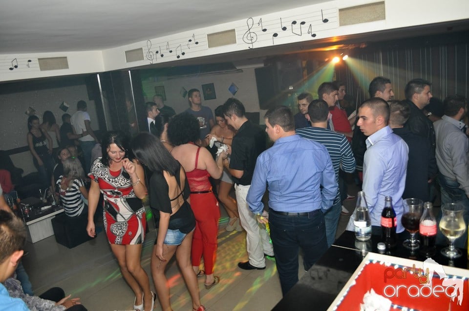 Petrecere în L'amore Caffe Club, 