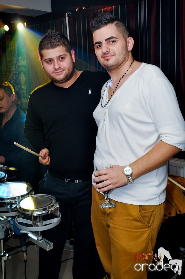 Petrecere în L'amore Caffe Club, 