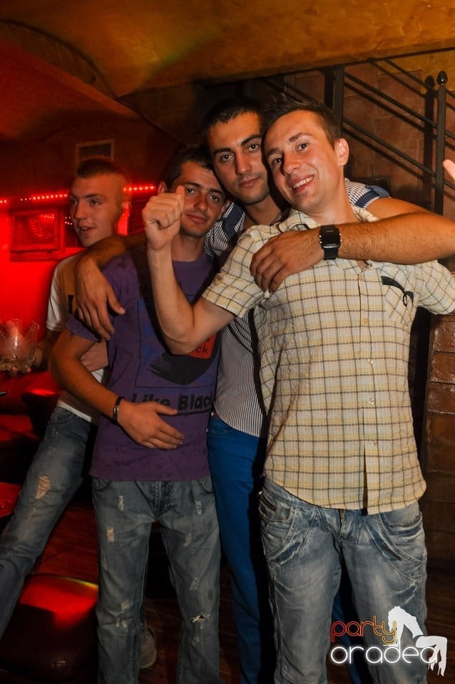 Petrecere incendiara in Club Downtown, 