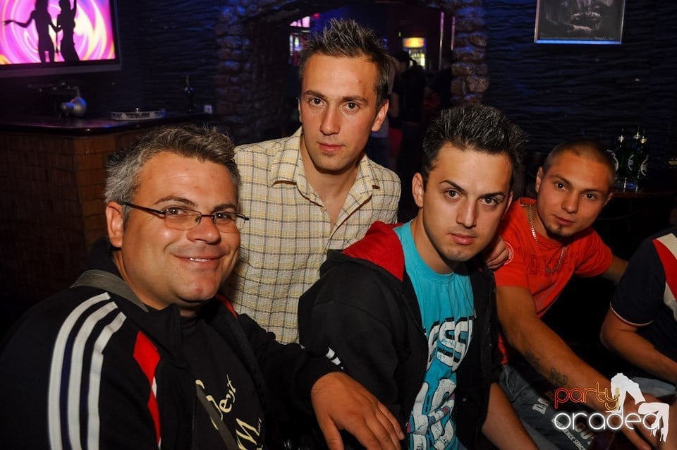 Petrecere incendiara in Club Downtown, 