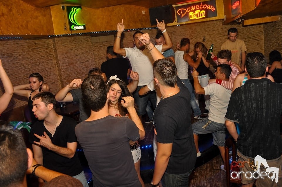 Petrecere incendiara in Club Downtown, 