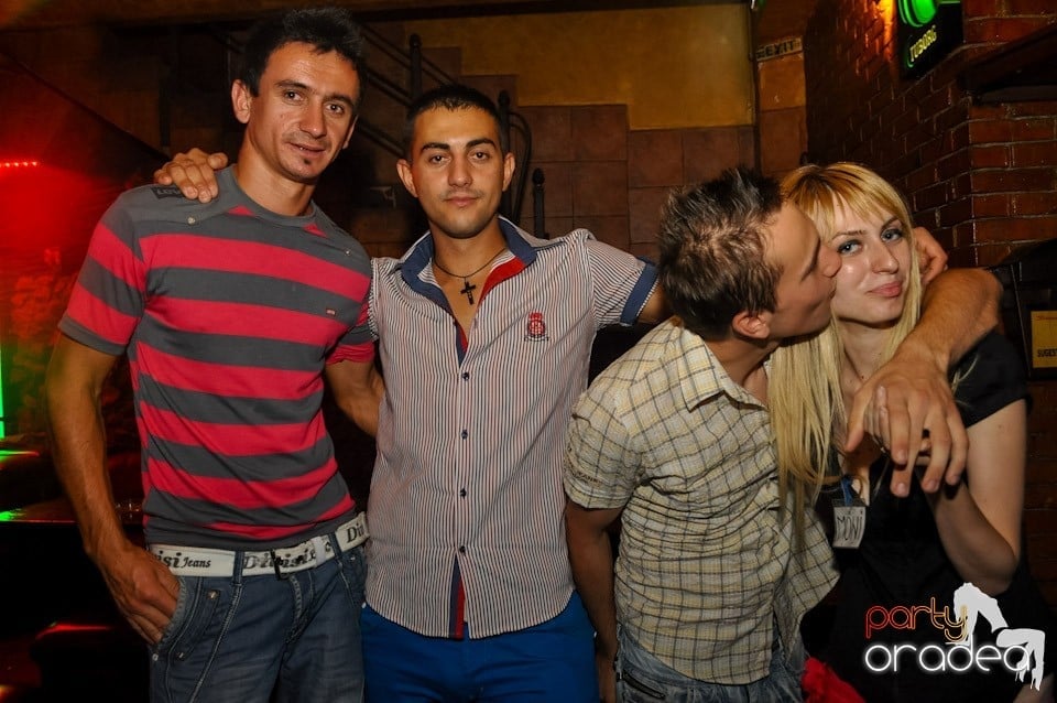 Petrecere incendiara in Club Downtown, 