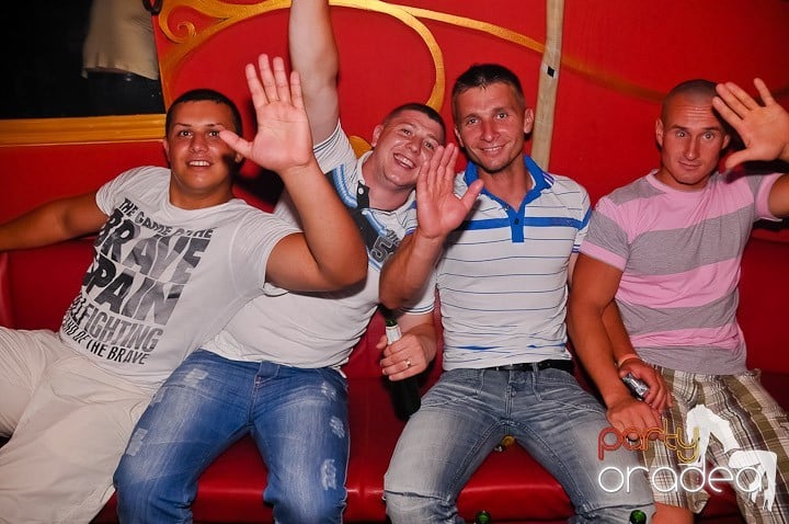 Petrecere la maxim în Club Luna, 