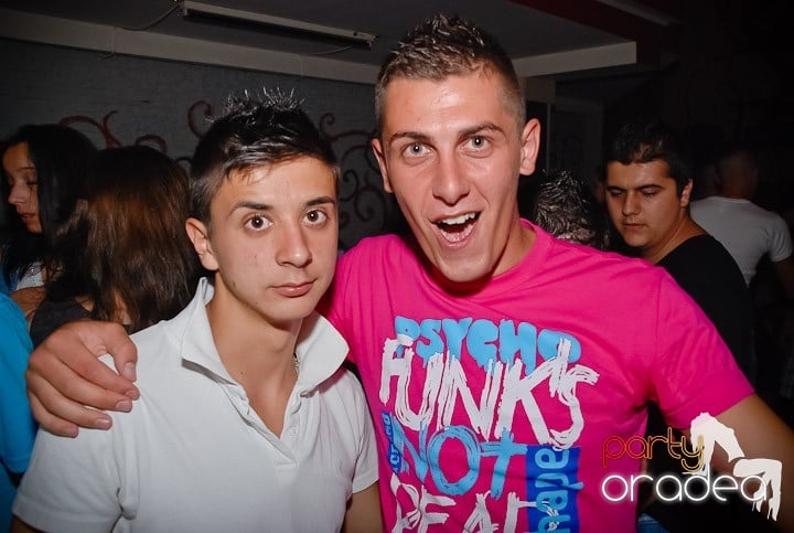 Petrecere la maxim în Club Luna, 