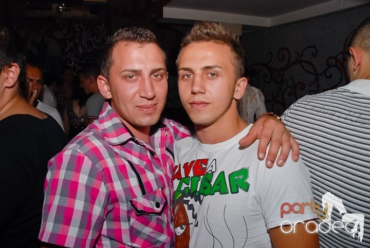 Petrecere la maxim în Club Luna, 