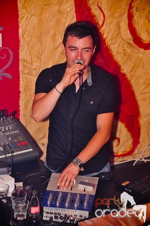 Petrecere la maxim în Club Luna, 