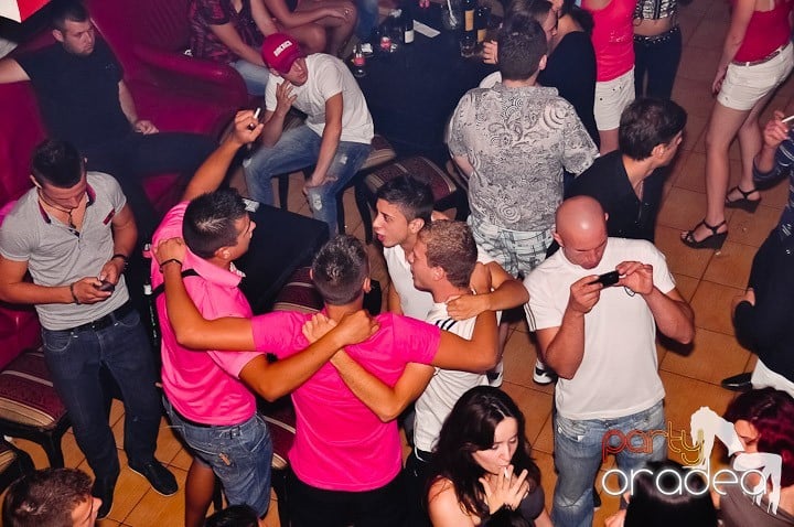 Petrecere la maxim în Club Luna, 