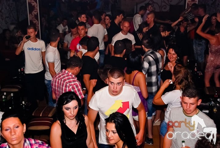Petrecere la maxim în Club Luna, 