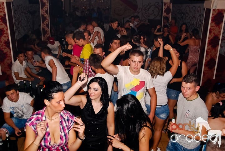 Petrecere la maxim în Club Luna, 