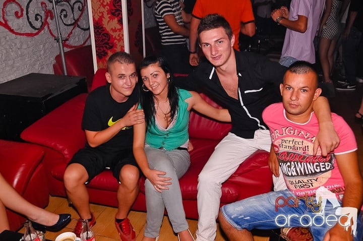 Petrecere la maxim în Club Luna, 