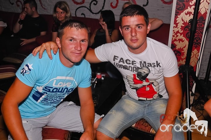 Petrecere la maxim în Club Luna, 