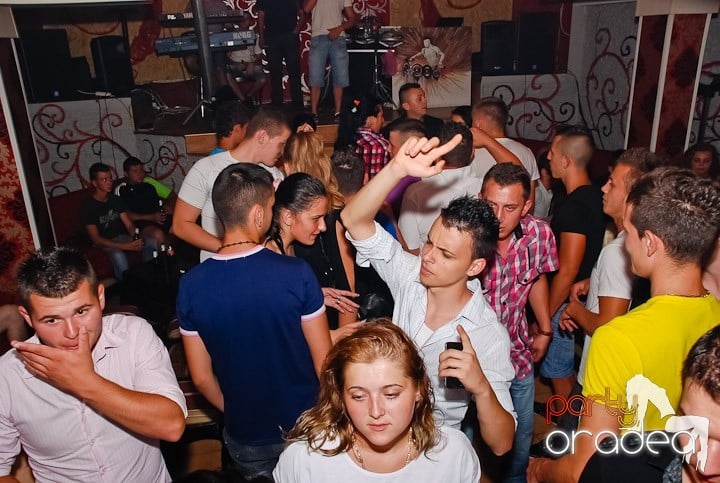 Petrecere la maxim în Club Luna, 