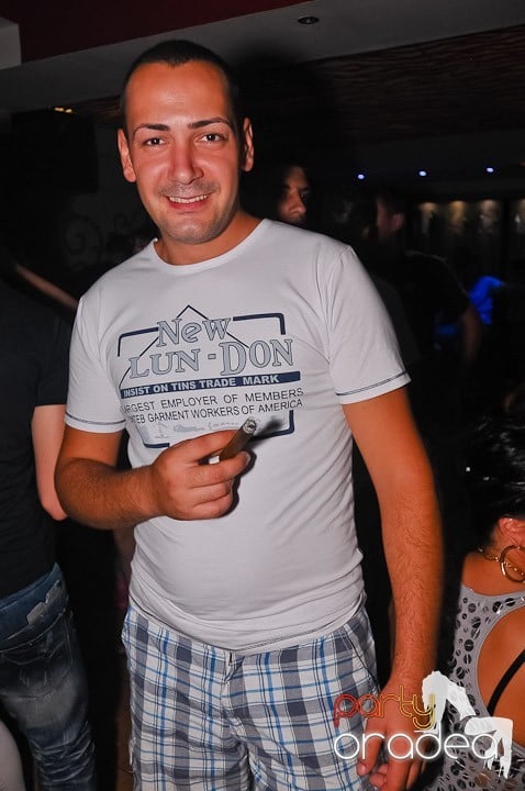 Petrecere la maxim în Club Luna, 